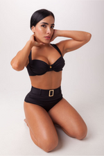 Grace Bikini is ideal for a heavy bust with underwire, high pantyhose and a belt with a gold-finish accessory, this reference will make you see a silhouette like an hourglass and aligned.  Collected in glass  Adjustable straps knotted back No molded cups Rod under the bust High waist pantyhose  Belt with Zamac detail  Made in Colombia